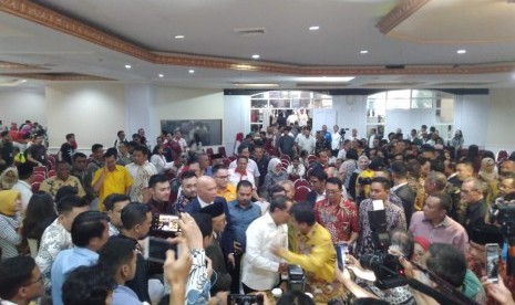 Menteri Pemuda dan Olahraga (Menpora) RI, Zainuddin Amali menghadiri serah terima jabatan sebagai menteri di kantor Kemenpora RI Jakarta, Kamis (24/10).