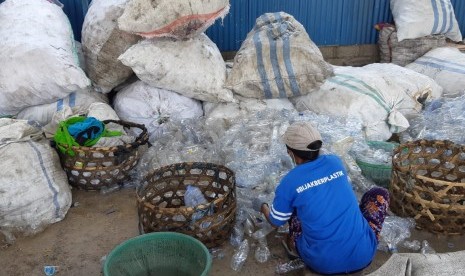 Proses pencacahan plastik di Bali PET Recycling, Denpasar, Sabtu (20/10). 