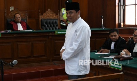 Terdakwa kasus pencemaran nama baik melalui media sosial Sugi Nur Raharja alias Gus Nur (kedua kiri) mengikuti sidang putusan di Pengadilan Negeri Surabaya, Jawa Timur, Kamis (24/10/2019).