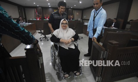 Mantan Menteri Kesehatan Siti Fadilah Supari (tengah) meninggalkan ruang sidang usai bersaksi untuk terdakwa Freddy Lumban Tobing pada sidang kasus korupsi pengadaan regent dan consumable penanganan virus flu burung di Kementerian Kesehatan di Pengadilan Tipikor, Jakarta, Kamis (24/10/2019).