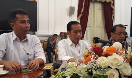 President Jokowi are talking with journalists in the Presidential Palace after the inauguration of his cabinet.