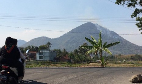 Kepulan asap terlihat di Gunung Haruman, Kabupaten Garut, Kamis (22/10).