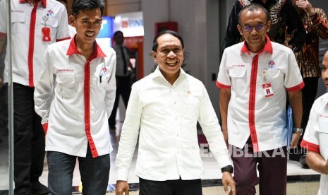 Menpora Zainudin Amali (tengah) didampingi Sesmenpora Gatot S Dewa Broto (kanan) dan Deputi Pengembangan Pemuda Kemenpora Asrorun Niam Sholeh (kiri) bersiap memberikan keterangan pers terkait terpilihnya Indonesia menjadi tuan rumah Piala Dunia U-20 di Kemenpora, Jakarta, Kamis (24/10/2019).