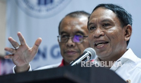 Menpora Zainudin Amali (kanan) didampingi Sesmenpora Gatot S Dewa Broto memberikan keterangan pers terkait terpilihnya Indonesia menjadi tuan rumah Piala Dunia U-20 di Kemenpora, Jakarta, Kamis (24/10/2019).