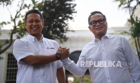 Wakil Menteri BUMN Budi Gunadi Sadikin (kiri) dan Kartiko Wiryoatmojo, berjabat tangan usai bertemu Presiden Joko Widodo di Kompleks Istana Kepresidenan, Jakarta, Jumat (25/10/2019). 