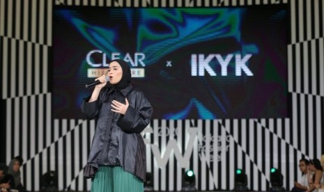 Penyanyi Sivia Azizah mengenakan koleksi Hyjab on Fire, kolaborasi Clear dan I Know You Know (IKYK) di panggung Jakarta Fashion Week (JFW) 2020.