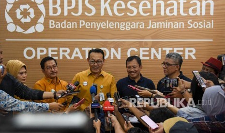 Menteri Kesehatan Terawan Agus Putranto (kedua kanan) didampingi Direktur Utama BPJS Kesehatan Fachmi Idris (ketiga kiri) dan jajarannya menjawab pertanyaan di Kantor Pusat BPJS Kesehatan di Jakarta, Jumat (25/10/2019).