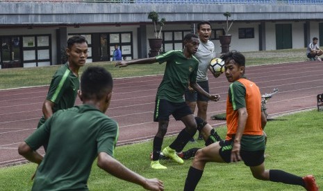 Sejumlah pemain sepak bola timnas U-16 Indonesia mengikuti pemusatan latihan di Stadion Patriot Chandrabhaga, Bekasi, Jawa Barat.