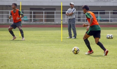 Pelatih timnas U-19 Indonesia Fakhri Husaini (tengah) memantau latihan di Stadion Pakansari, Cibinong, Bogor, Jawa Barat, Jumat (25/10/2019).