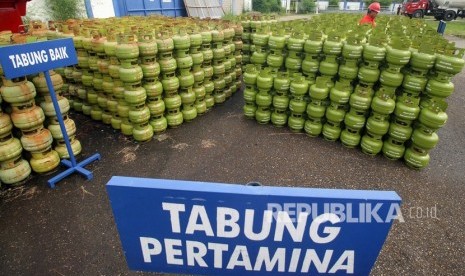 Pekerja memeriksa tabung kosong yang akan diisi di Stasiun Pengisian dan Pengangkutan Bulk Elpiji (SPPBE) Kuta Kandang, Lhokseumawe, Aceh, Jumat (25/10/2019). 