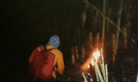 Kebakaran di Gunung Guntur, Kabupaten Garut, Jumat (25/10). Kebakaran itu melanda kawasan cagar alam sejak Kamis (24/10) malam.