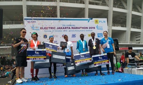 Para pemenang Electric Jakarta Marathon 2019.