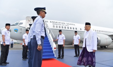 Wakil Presiden KH Ma'ruf Amin bertolak ke Surabaya, Jawa Timur, Ahad (27/10) sore, untuk menghadiri Pagelaran Festival Budaya Santri Nusantara 2019.