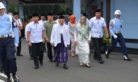 Wakil Presiden KH Ma'ruf Amin bertolak ke Surabaya, Jawa Timur, Ahad (27/10) sore, untuk menghadiri Pagelaran Festival Budaya Santri Nusantara 2019.