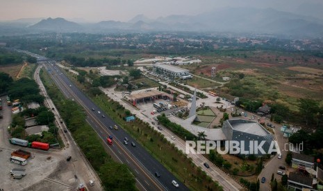 Foto udara kendaraan yang melintas di kilometer 88 Jalan Tol Cipularang, Kabupaten Purwakarta, Jawa Barat, Ahad (27/10/2019).