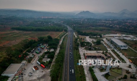 Foto udara kendaraan yang melintas di Jalan Tol Cipularang, Kabupaten Purwakarta, Jawa Barat.