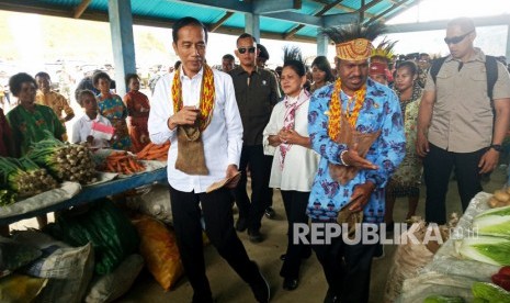 Presiden Joko Widodo bersama Ibu Negara Iriana Joko Widodo (tengah) meninjau pasar khusus Mama Papua di Distrik Anggi, Kabupaten Pegunungan Arfak, Papua Barat, Ahad (27/10/2019).