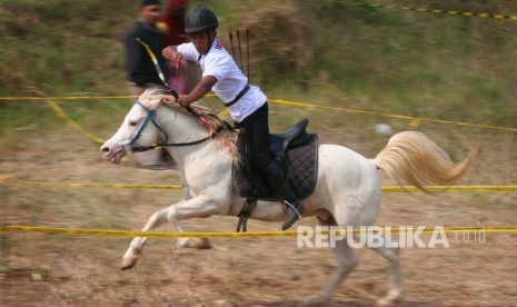 Peserta membidik sasaran dalam Lomba Panahan Berkuda di Lapangan Paramon, Batu, Jawa Timur, Minggu (27/10/2019).