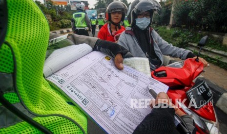 Polisi menilang pengendara saat Operasi Lodaya