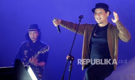 Ade 'Govinda' menggandeng Fadly 'Padi' untuk menyanyikan lagu bertema cinta ciptaannya yang berjudul 'Tanpa Batas Waktu' (Foto: vokaslis Padi, Fadly)