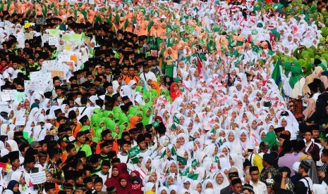 Santri mengikuti pawai pada puncak peringatan Hari Santri Nasional Tahun 2019 di Alun-alun Kudus, Jawa Tengah, Ahad (27/10/2019).