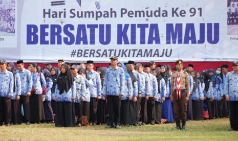 Aparatur sipil negara (ASN) Pemerintah Kota (Pemkot) Depok mengikuti upacara di halaman Balai Kota Depok.