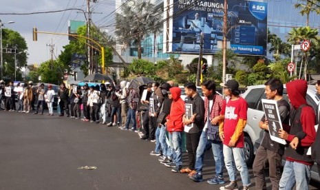 Para pemuda yang tergabung dalam Solidaritas Malang Bergerak melakukan aksi demonstrasi di perempatan Kayutangan, Kota Malang, Senin (28/10).