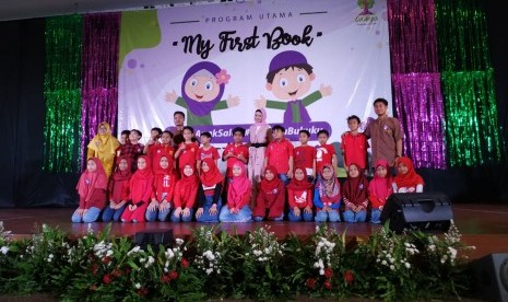 SD Islam Terpadu Auliya mengadakan kegiatan 'My First Book' untuk meningkatkan literasi murid dan orang tua di Ruang Auditorium sekolah, Sabtu (26/10). 