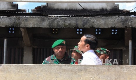 Presiden Joko Widodo (kedua kanan) didampingi Pangdam XVII/Cendrawasih Mayjen TNI Herman Asaribab (kiri). (Antara/Anyong )