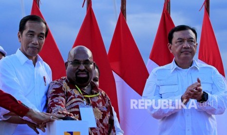 Presiden Joko Widodo (kiri) didampingi Kepala BIN Budi Gunawan (kanan) dan Gubernur Papua Lukas Enembe (tengah) menekan tombol secara simbolis saat meresmikan Jembatan Holtekamp di Kota Jayapura, Papua, Senin (28/10/2019). 