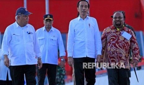 Presiden Joko Widodo (kedua kanan) didampingi Menteri PUPR Basuki Hadimuljono (kiri), Menteri Perhubungan Budi Karya Sumadi (kedua kiri) dan Gubernur Papua Lukas Enembe (kanan) meresmikan Jembatan Holtekamp di Kota Jayapura, Papua, Senin (28/10/2019).