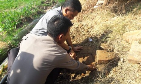 Susunan bata merah yang diduga struktur bangunan kuno ditemukan di Blok Dingkel, Desa Sambimaya, Kecamatan Junyinyuat, Kabupaten Indramayu. Ciri-ciri bata merah itu sama seperti yang ditemukan di Trowulan dan sejumlah candi lainnya. Foto diambil Senin (28/10).