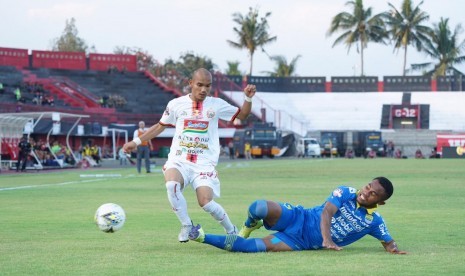 Pemain Persija Ricko Simandjuntak dihadang pemain belakang Persib Ardi Idrus.