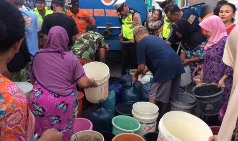 Warga mengantre pembangian air bersih