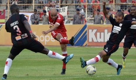 Pesepak bola Perseru Badak Lampung FC Marquinhos Vidal (tengah) mencoba melakukan tendangan ke gawang Persipura Jayapura pada pertandingan Liga 1 2019 di Stadion Sumpah Pemuda Lampung, Senin (28/10/2019).