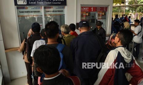 Calon penumpang mengantre untuk membeli tiket KA lokal Walahar 