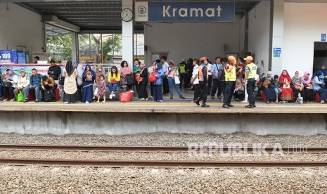 Calon penumpang menunggu kereta di Stasiun Kramat, Jakarta, Senin (28/10/2019). 