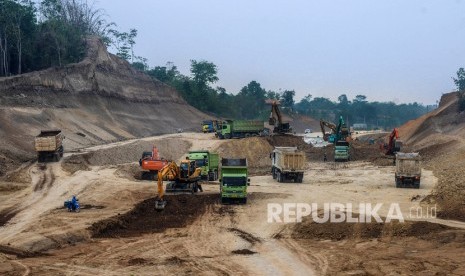 Pekerja beraktivitas di lokasi proyek pembangunan Jalan Tol Serang-Panimbang di Desa Cibadak, Lebak, Banten, Senin (28/10/2019).