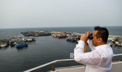 Menteri Kelautan dan Perikanan (KKP) Edhy Prabowo mengamati suasana Pelabuhan Perikanan Samudera Nizam Zachman, Muara Baru, Jakarta, Senin (28/10/2019).