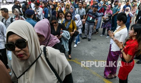 Keluarga korban kecelakaan pesawat Lion Air JT 610 menaiki KRI Semarang 594 untuk melakukan prosesi tabur bunga di lokasi jatuhnya pesawat Lion Air di Pelabuhan Tanjung Priok, Jakarta, Selasa (29/10/2019).