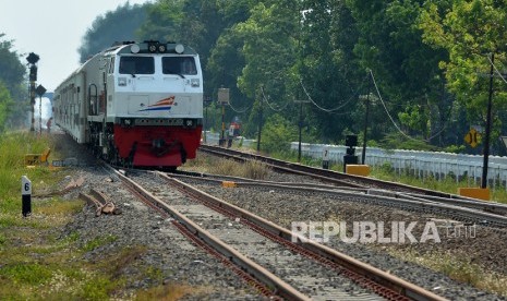 Kereta Api Ranggajati melintas di jalur di Desa Pandawangi, Kecamatan Diwek, Kabupaten Jombang, Jawa Timur, Selasa (29/10/2019).