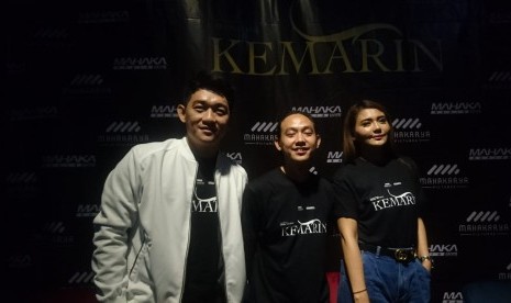 Kru dan Pemain film 'Kemarin' saat peluncuran teaser dan poster film di Jakarta Selatan, Selasa (29/10).  Film ' Kemarin' adalah film dokumenter yang berkisah tentang kehidupan band Seventeen.