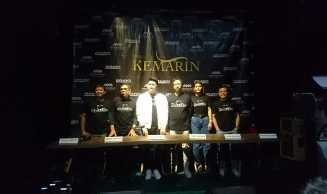 Ifan Seventeen (tengah) bersama kru dan pemain dokudrama 'Kemarin' saat peluncuran teaser dan poster film di Jakarta Selatan, Selasa (29/10).