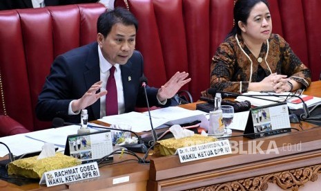 Pimpinan DPR Puan Maharani (kanan) dan Aziz Syamsuddin (kiri) memimpin rapat paripurna ke-4 masa persidangan I Tahun 2019-2020 di Kompleks Parlemen, Senayan, Jakarta, Selasa (29/10/2019). 