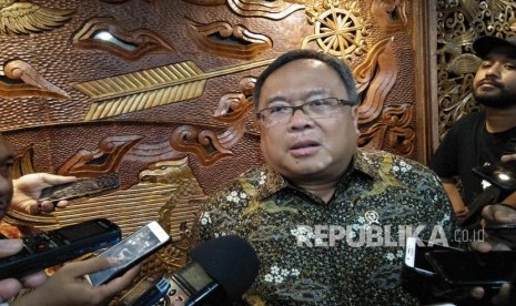 Menteri Riset dan Teknologi (Menristek) dan Kepala Badan Riset Inovasi Nasional (BRIN), Bambang Permadi Soemantri Brodjonegoro usai beortemu dengan pengusaha, di Gedung II BPPT, Jakarta Pusat, Selasa (29/10). 