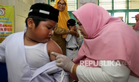 Petugas pusat kesehatan masyarakat (Puskesmas) Ulee Kareng (kanan) memberikan imunisasi vaksin difteri, campak rubella dan vaksin tetanus pada pelajar di Madrasah Ibtidaiyah Negeri (MIN) V, Banda Aceh, Aceh, Selasa (29/10/2019). 