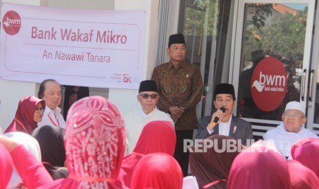 Presiden Joko Widodo meresmikan Bank Wakaf Mikro. 