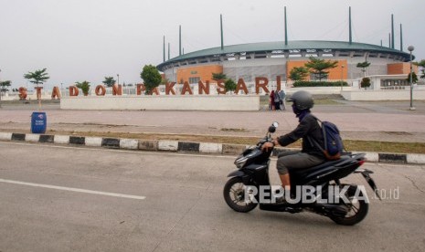 Kawasan Stadion Pakansari Disterilkan dari PKL. Pengendara sepeda motor melintas di depan Stadion Pakansari di Cibinong, Kabupaten Bogor, Jawa Barat. 