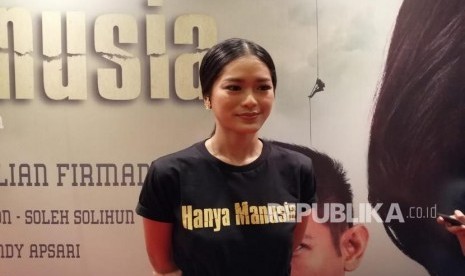 Aktris Prisia Nasution berperan sebagai polisi bernama Annisa dalam film 'Hanya Manusia'. 