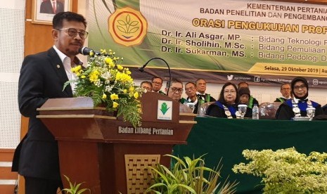 Menteri Pertanian Syahrul Yasin Limpo (Mentan SYL) mengukuhkan tiga Profesor Riset lingkungan Kementerian Pertanian (Kementan) yang ke 523, 524, 525 secara nasional dan ke 139, 140 dan 141 di Badan Penelitian dan Pengembangan (